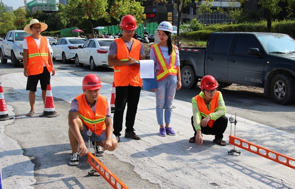 2018年8月，G220試驗(yàn)路段交工驗(yàn)收，測(cè)量彎沉評(píng)估路面的整體強(qiáng)度