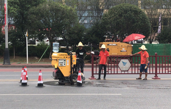 施工機(jī)械化，采用圓形井蓋切割機(jī)整治修復(fù)路面井蓋問(wèn)題