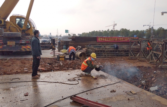 嚴(yán)抓復(fù)工后的疫情防控工作。圖為2020年2月24日樟樹(shù)葛玄路臺(tái)埠中橋便道鋼便橋施工現(xiàn)場(chǎng)